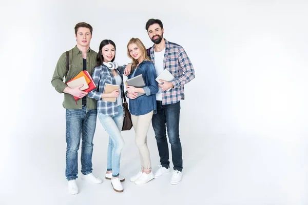 Cuatro estudiantes con libros - foto de stock