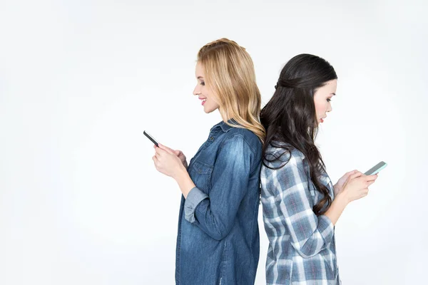 Mujeres usando teléfonos inteligentes - foto de stock