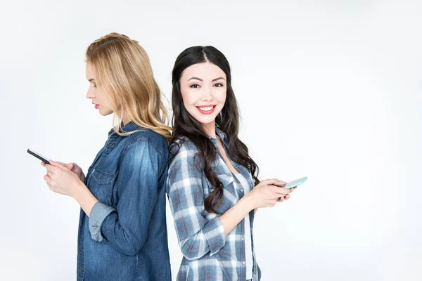 Mujeres usando teléfonos inteligentes - foto de stock