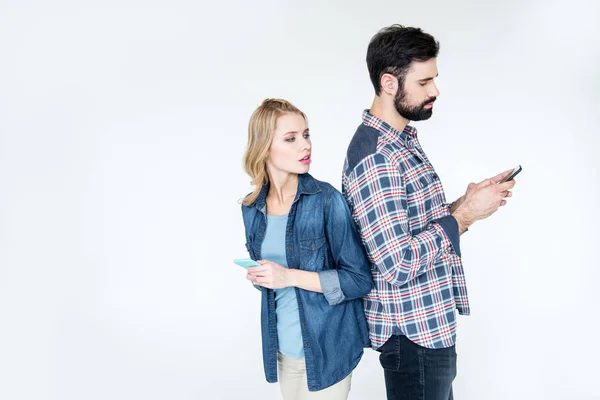 Uomo e donna che utilizzano smartphone — Foto stock