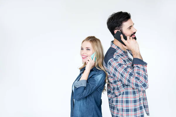 Mann und Frau nutzen Smartphones — Stockfoto