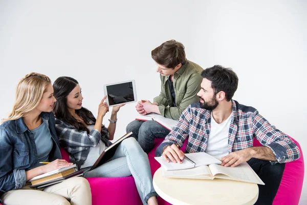 Studenten sitzen auf Sitzsäcken — Stockfoto