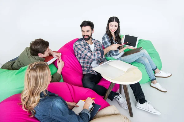 Studenti seduti su poltrone beanbag — Foto stock