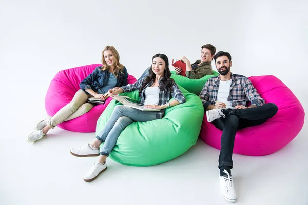 Studenti seduti su poltrone beanbag — Foto stock