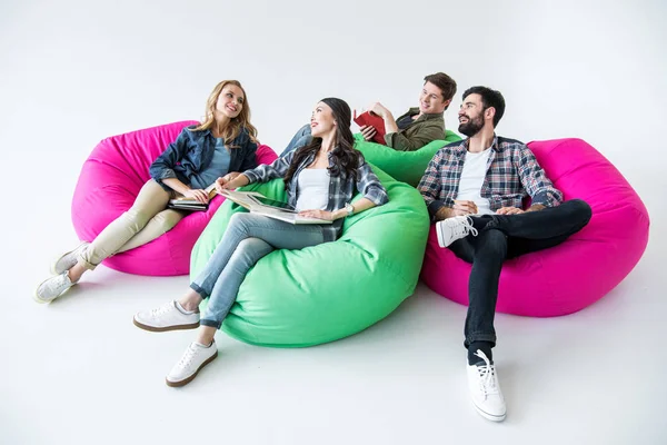 Studenten sitzen auf Sitzsäcken — Stockfoto