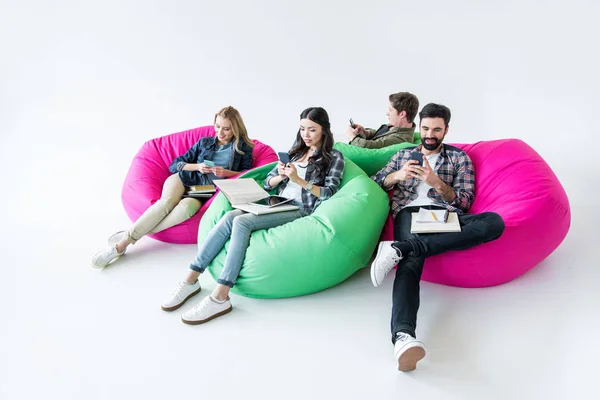 Studenti seduti su poltrone beanbag — Foto stock