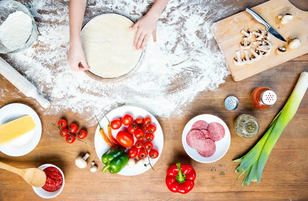 Kind backt Pizza — Stockfoto