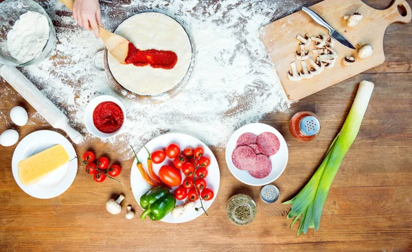 Niño haciendo pizza - foto de stock