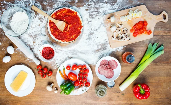 Blick von oben auf die Zutaten der Pizza — Stockfoto