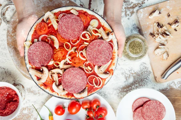 Niño haciendo pizza - foto de stock