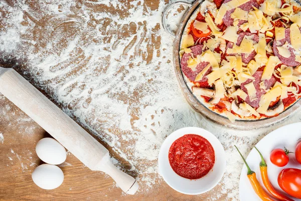 Blick von oben auf die Zutaten der Pizza — Stockfoto