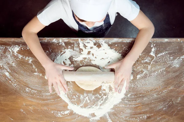 Enfant faisant la pâte à pizza — Photo de stock