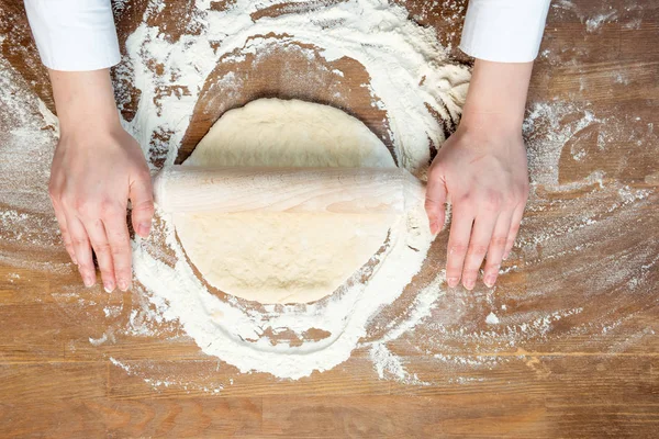 Criança fazendo massa de pizza — Fotografia de Stock