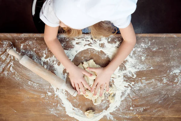Enfant faisant la pâte à pizza — Photo de stock