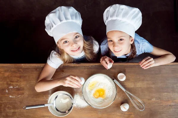 Meninas fazendo massa para biscoitos — Fotografia de Stock