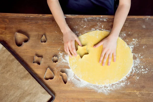 Criança com cookies de forma cruas — Fotografia de Stock