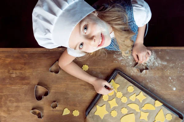 Menina com cookies de forma cruas — Fotografia de Stock