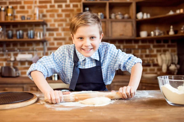 Menino fazendo massa de pizza — Fotografia de Stock