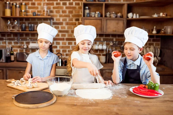 Kinder backen Pizza — Stockfoto