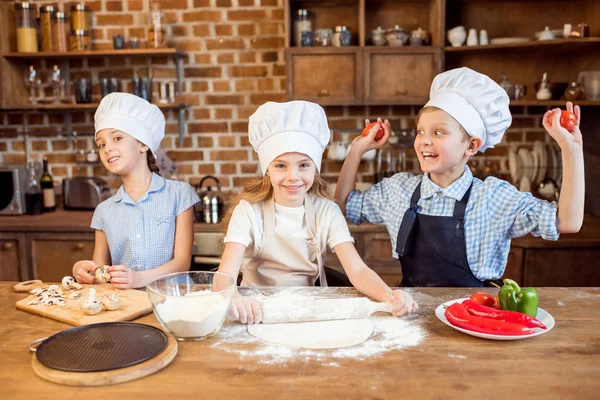 Niños haciendo pizza - foto de stock