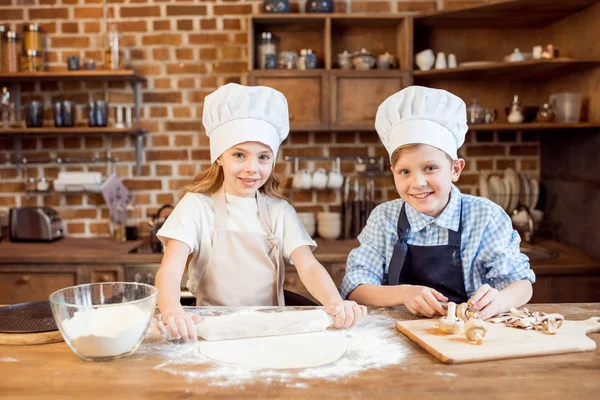 Crianças fazendo pizza — Fotografia de Stock