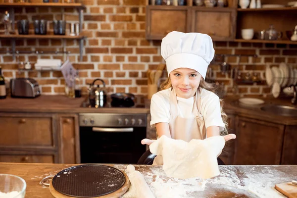 Девочка делает тесто для пиццы — стоковое фото