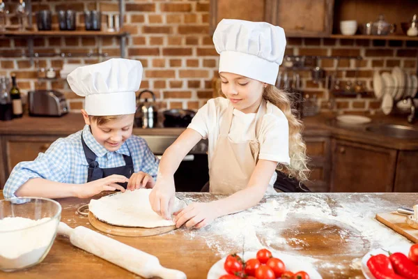 Enfants faisant de la pâte à pizza — Photo de stock