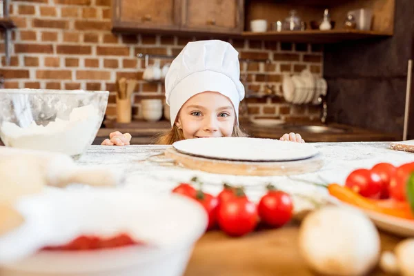 Menina fazendo massa de pizza — Fotografia de Stock