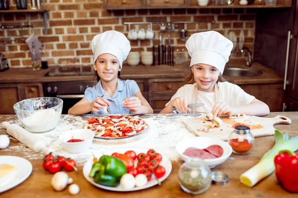 Kids making pizza — Stock Photo