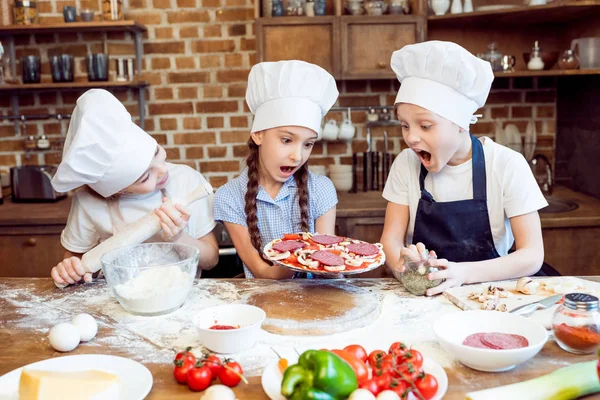 Kinder backen Pizza — Stockfoto