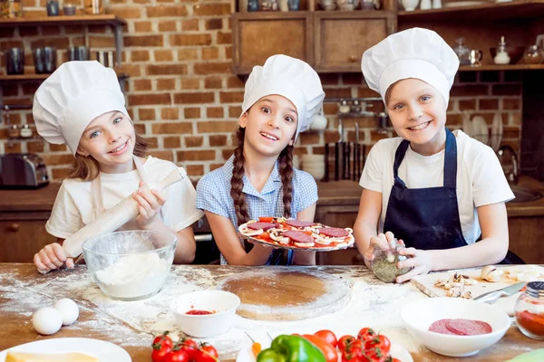 Kinder backen Pizza — Stockfoto