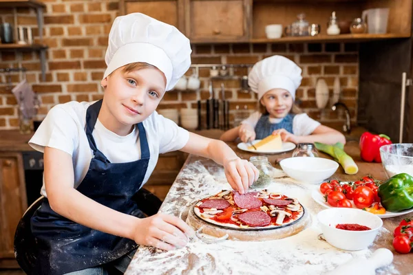 Дети делают пиццу — стоковое фото