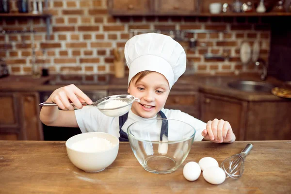 Junge schüttet Zucker in Schüssel — Stockfoto