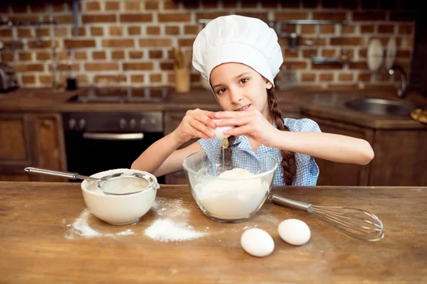 Chica haciendo masa para galletas - foto de stock