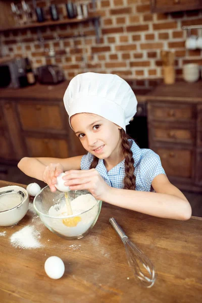 Mädchen macht Teig für Plätzchen — Stockfoto