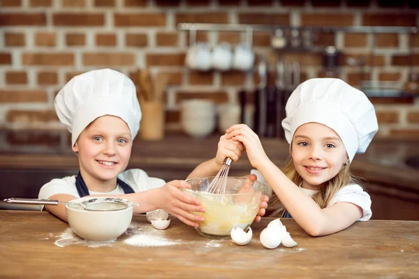 Niños haciendo masa para galletas - foto de stock