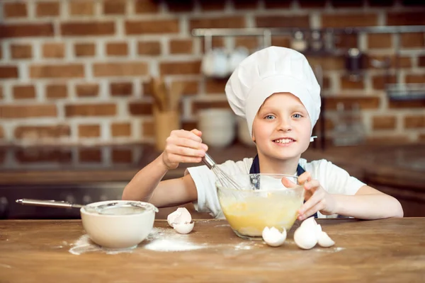 Хлопчик робить тісто для печива — стокове фото