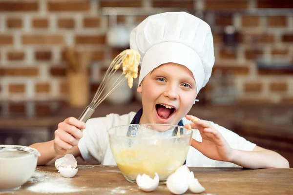 Ragazzo facendo pasta per biscotti — Foto stock