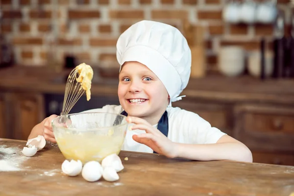 Ragazzo facendo pasta per biscotti — Foto stock