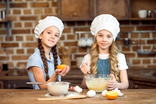 Enfants faisant de la pâte pour les biscuits — Photo de stock