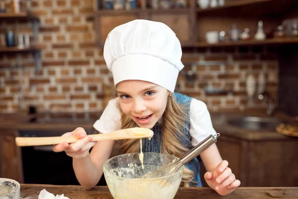 Chica haciendo masa para galletas - foto de stock