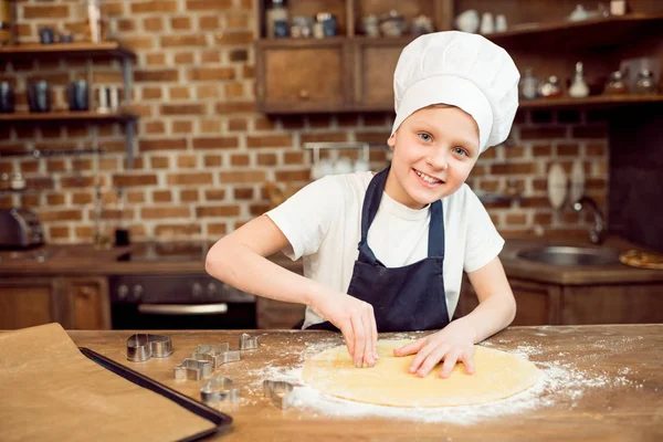 Garçon faire des biscuits en forme — Photo de stock