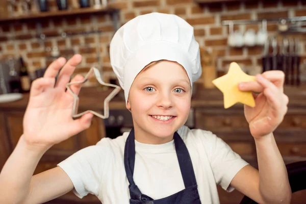 Хлопчик тримає сире тісто — стокове фото