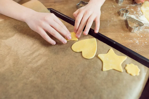 Kids making shaped cookies — Stock Photo