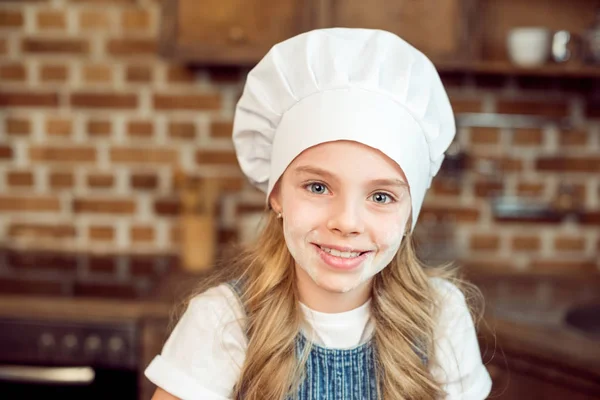 Дівчина в капелюсі шеф кухаря — стокове фото