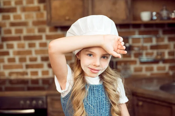 Девушка в шляпе повара — стоковое фото