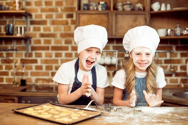 Niños jugando con harina - foto de stock