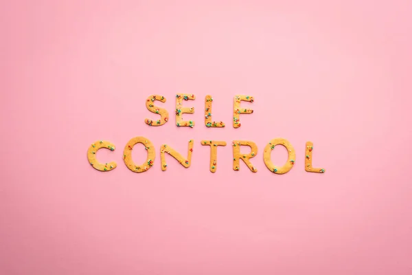 Самоконтроль буквы из сладостей — стоковое фото