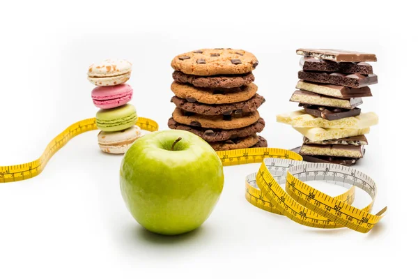 Macaroons, biscoitos e chocolate — Fotografia de Stock