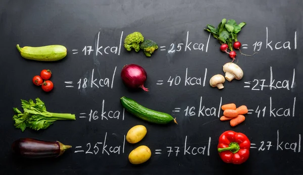 Fresh vegetables and calories table — Stock Photo